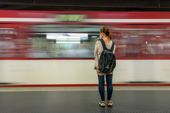 Auch langes Stehen und Bewegungsarmut können zu Besenreisern führen